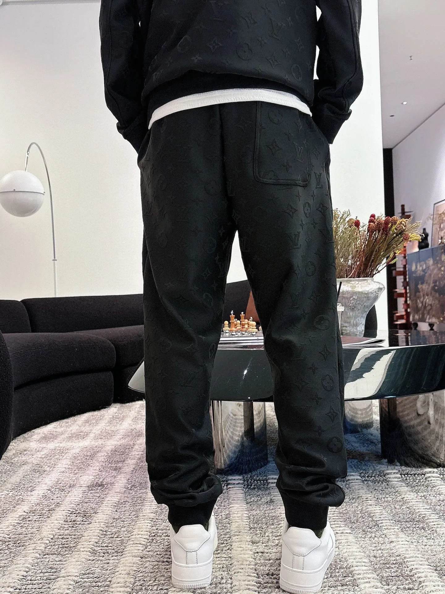 🅿️720 [LV Louis Vuitton] hot-selling suit is coming. Focus on the original version of the official website. 2025 new hot-selling cardigan and sweatshirt suit. The original order is the best. 🇭🇰The meticulous work of top designers. It has a fitting and perfect upper body effect. All-natural high-quality Tencel Roman cotton 100%, close-fitting comfort, noble and elegant! Original hardware embodies elegance and nobility! Counter size: M-3XL (maximum wear up to 190 pounds)